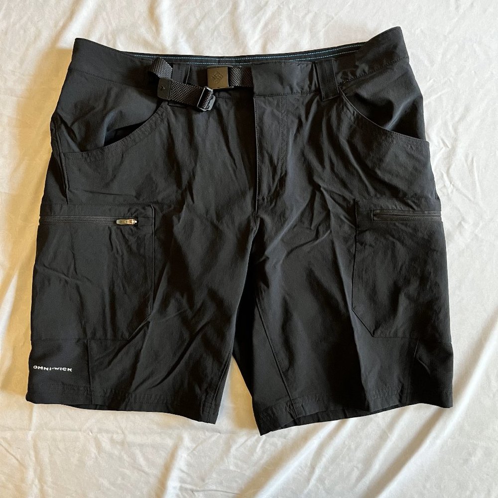 COLUMBIA MEN'S HIKING SHORTS....MEDIUM